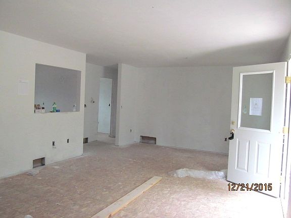 living room/dining area