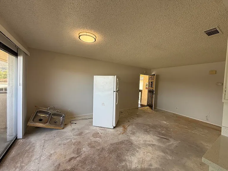 1001 E Cypress Ave — Photo 15