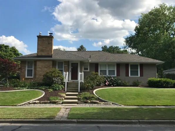 2940 Maplewood Dr SE, East Grand Rapids, MI 49506