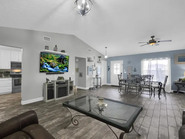 2718 SE Buccaneer Circle, Port St Lucie, FL 34952