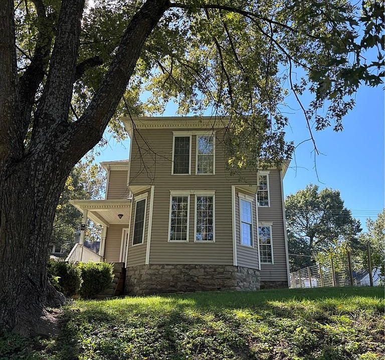 1st image of 1106 Parallel St