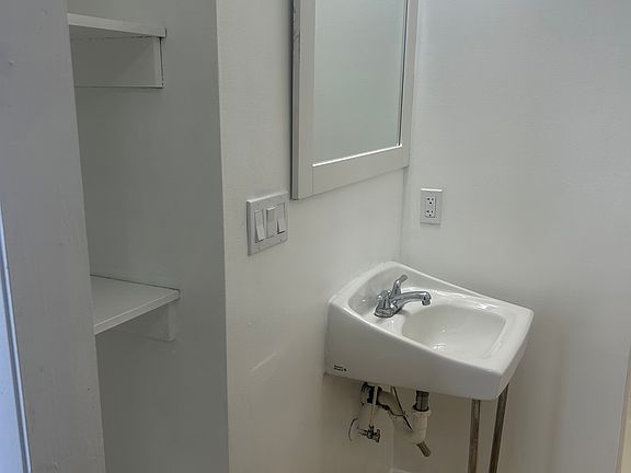 4th image of 123 Parkview Ave #B