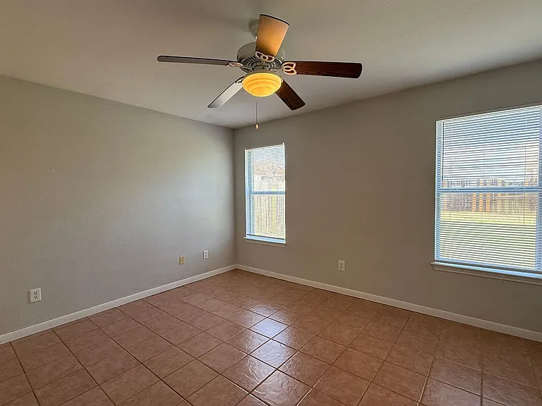 1820 Fleetwood Dr — Photo 14