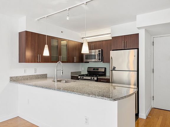 4th image of 555 W 23rd St APT S5j
