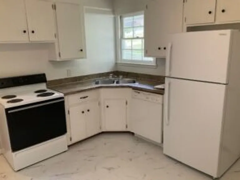 1032 Lancaster St — Photo 2