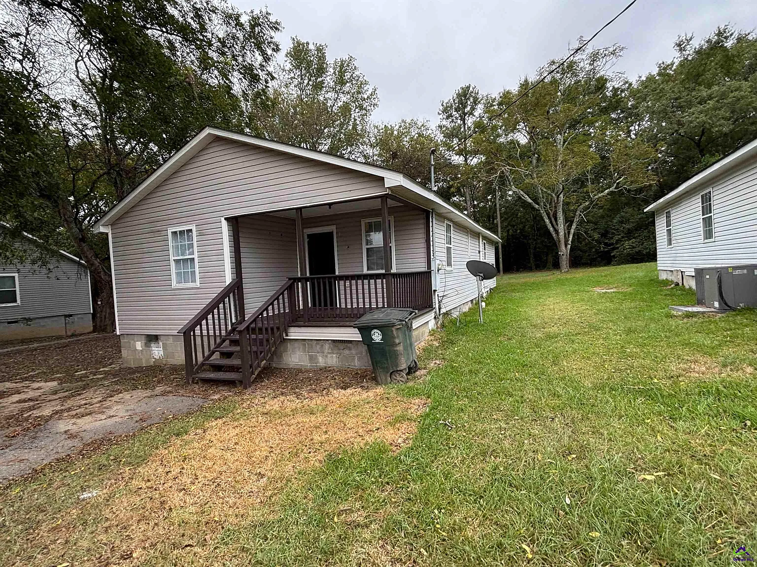3 bed, 2.0 bath, 1368 sqft, $950 — Photo 2