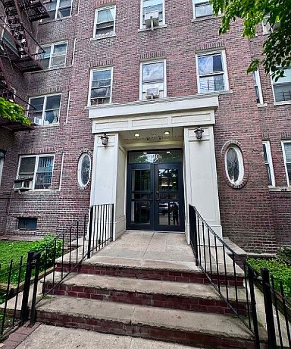 1st image of 14307 Sanford Ave APT 3J