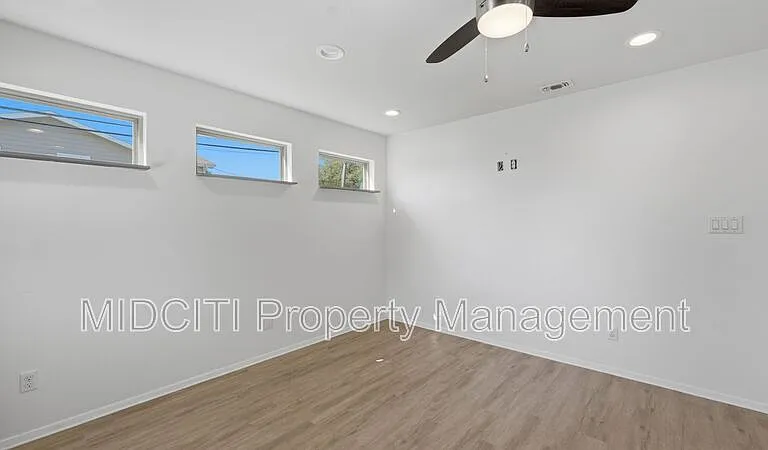 1198 Green Hill Dr — Photo 12