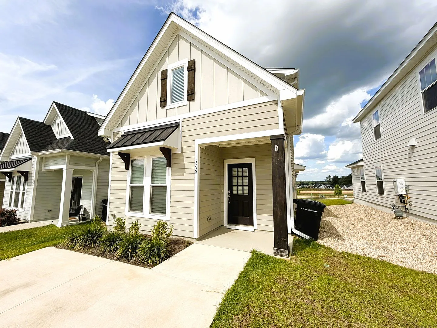 Newer Construction! Modern Ne 3/2.5 W/ Stainless Steel Appliances, Granite Counters, Washer, Drye... — Photo 2