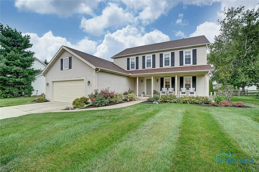 1050 Heritage Ln photo 1