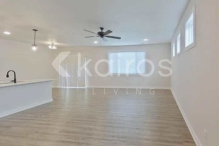 3 bed, 2.5 bath, 1584 sqft, $1,995 — Photo 3