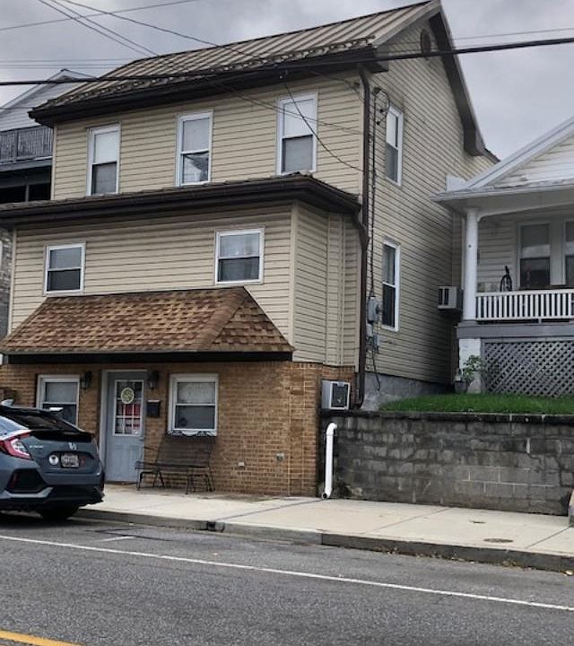 2nd image of 823 S Potomac St #2