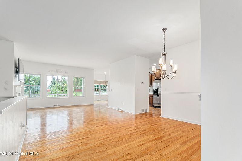 4th image of 27 Hampton Circle