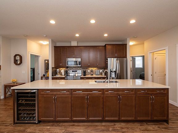 2nd image of 307 Ravine Close