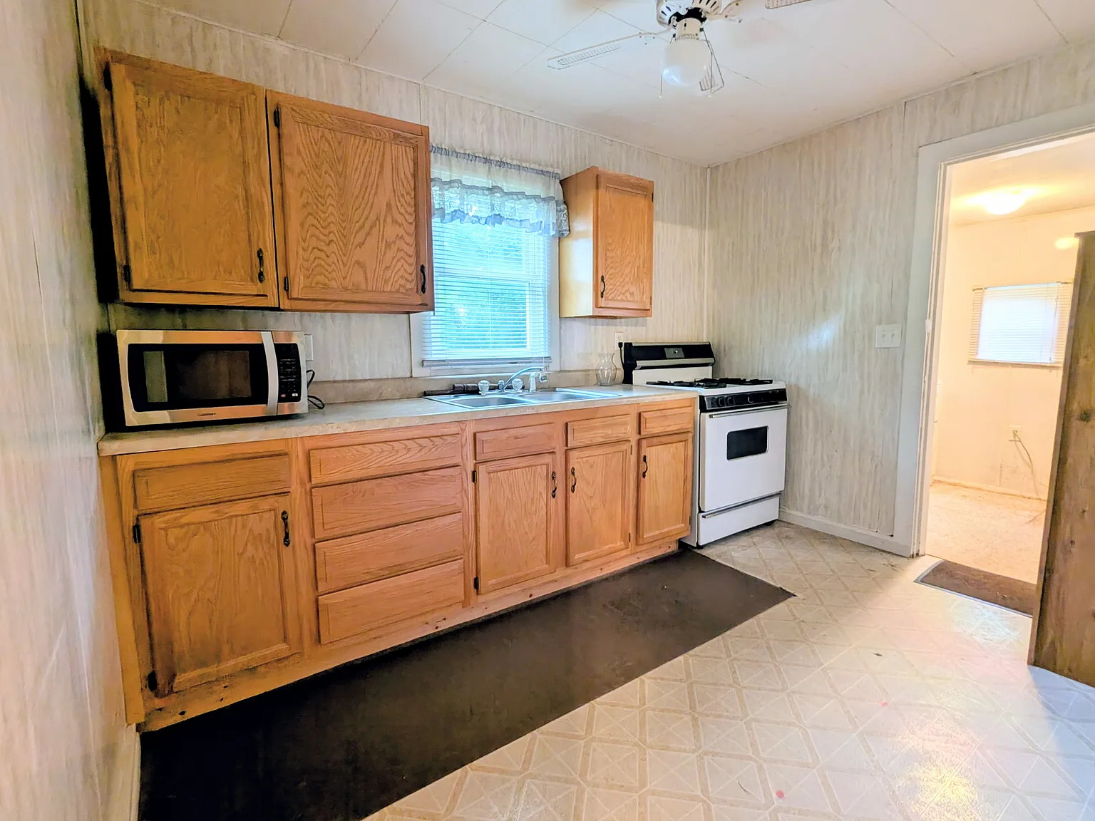 2 bed, 839 sqft, $925 — Photo 2
