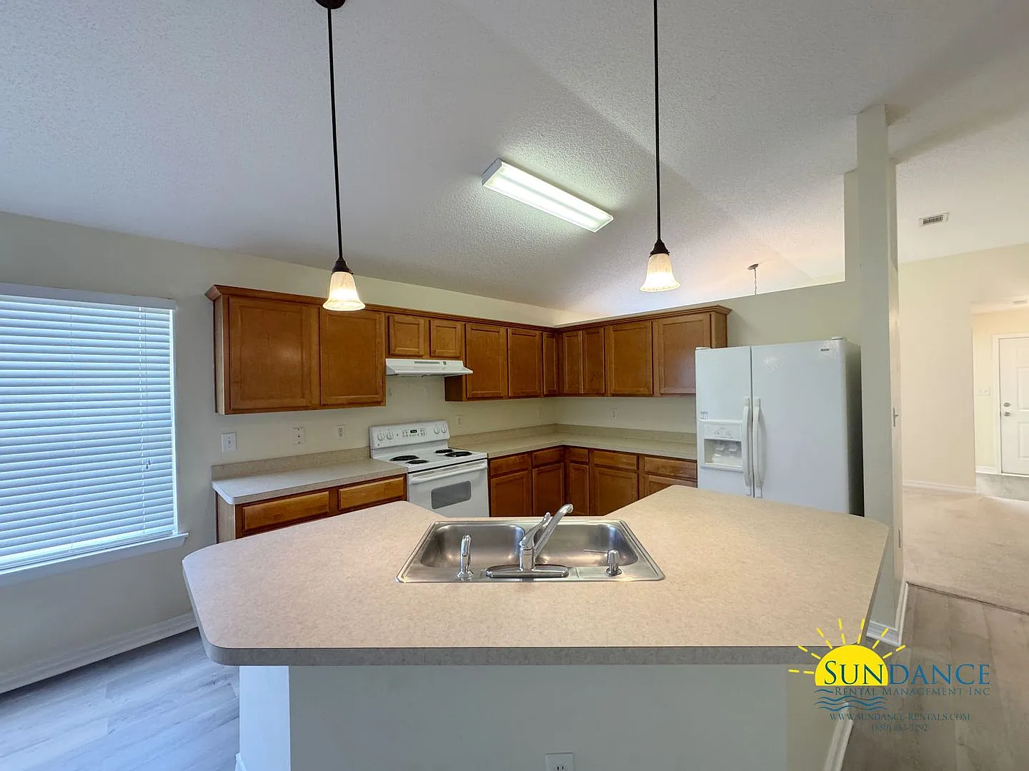 Charming 3-Bedroom + BONUS room in central Navarre! — Photo 3