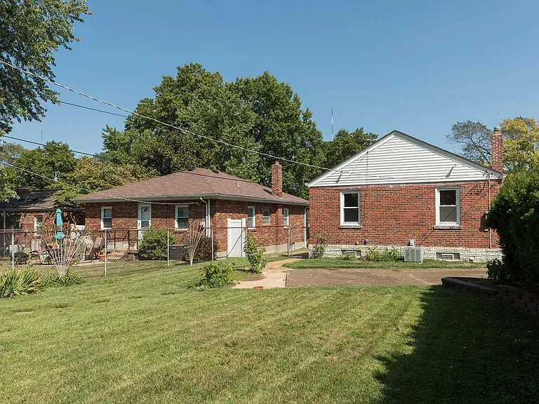 1113 Pembroke Dr — Photo 9