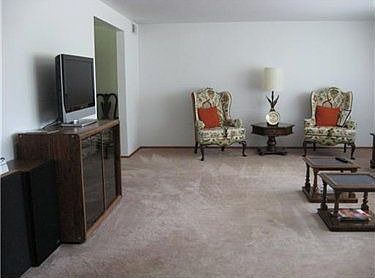 4th image of 121 Amesbury Dr