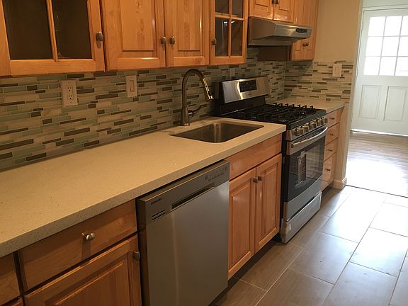3rd image of 143 Westgate Cir