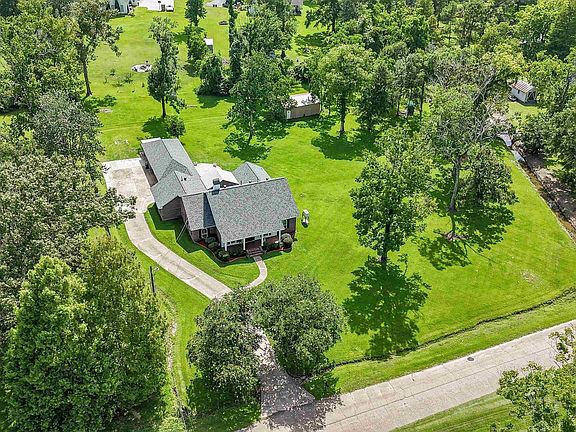 2nd image of 18521 Oakwood Dr
