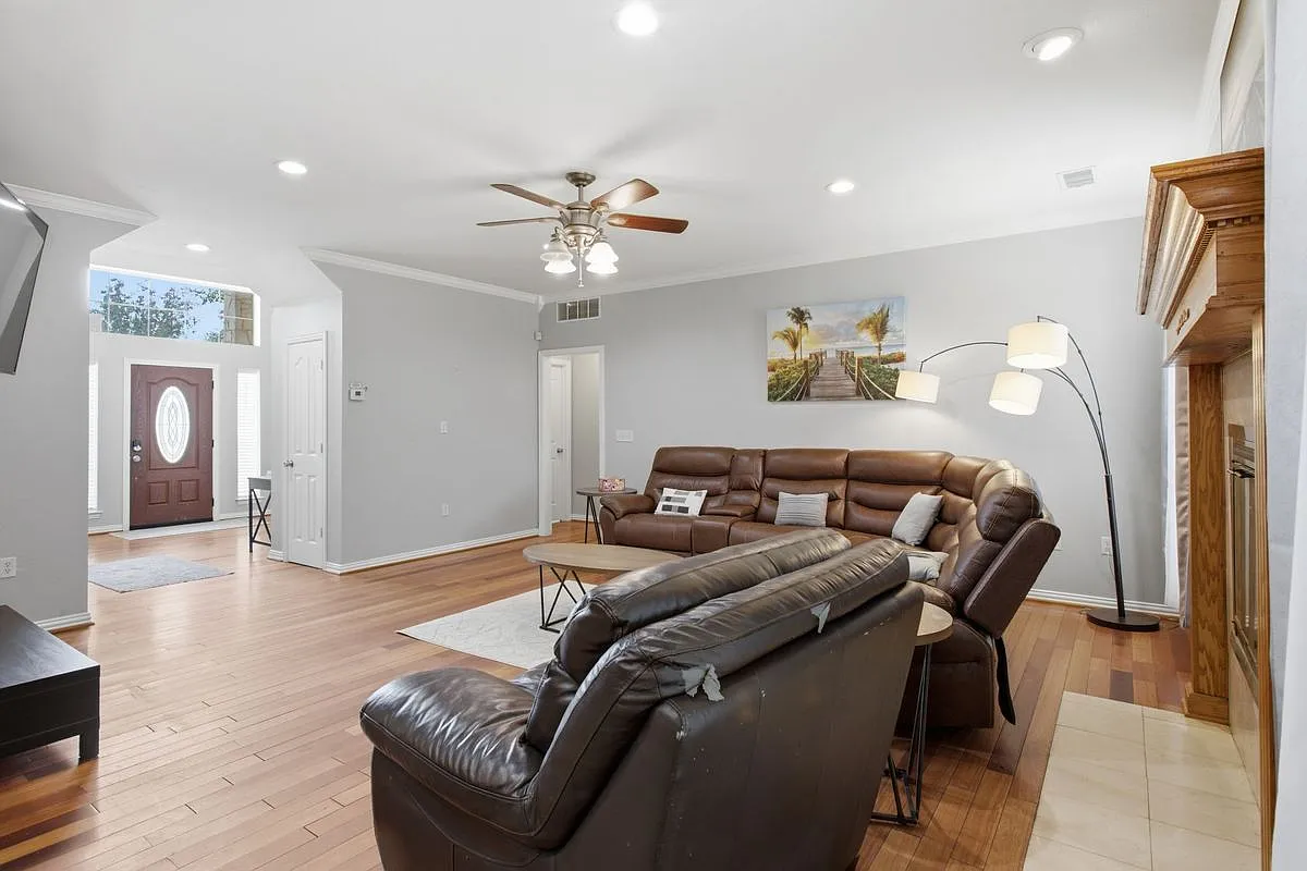 5 bed, 4.0 bath, 3696 sqft, $4,250 — Photo 3