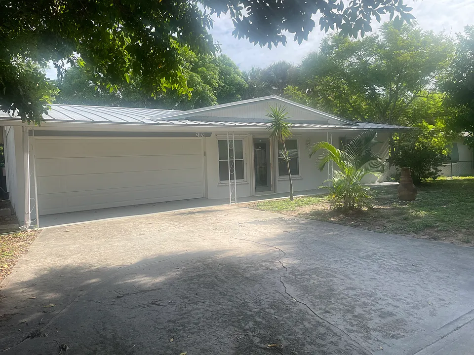 2109 NE Flamingo Ter