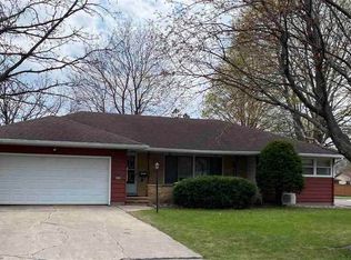 498 7th St SW, Wells, MN 56097
