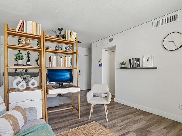 9-web-or-mls-N 7th Ave-S0905-007