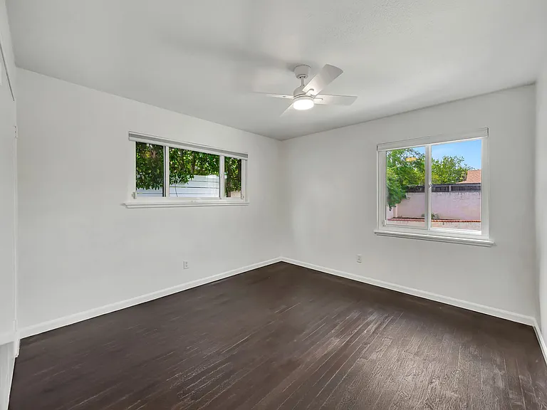 23008 Hamlin St — Photo 30