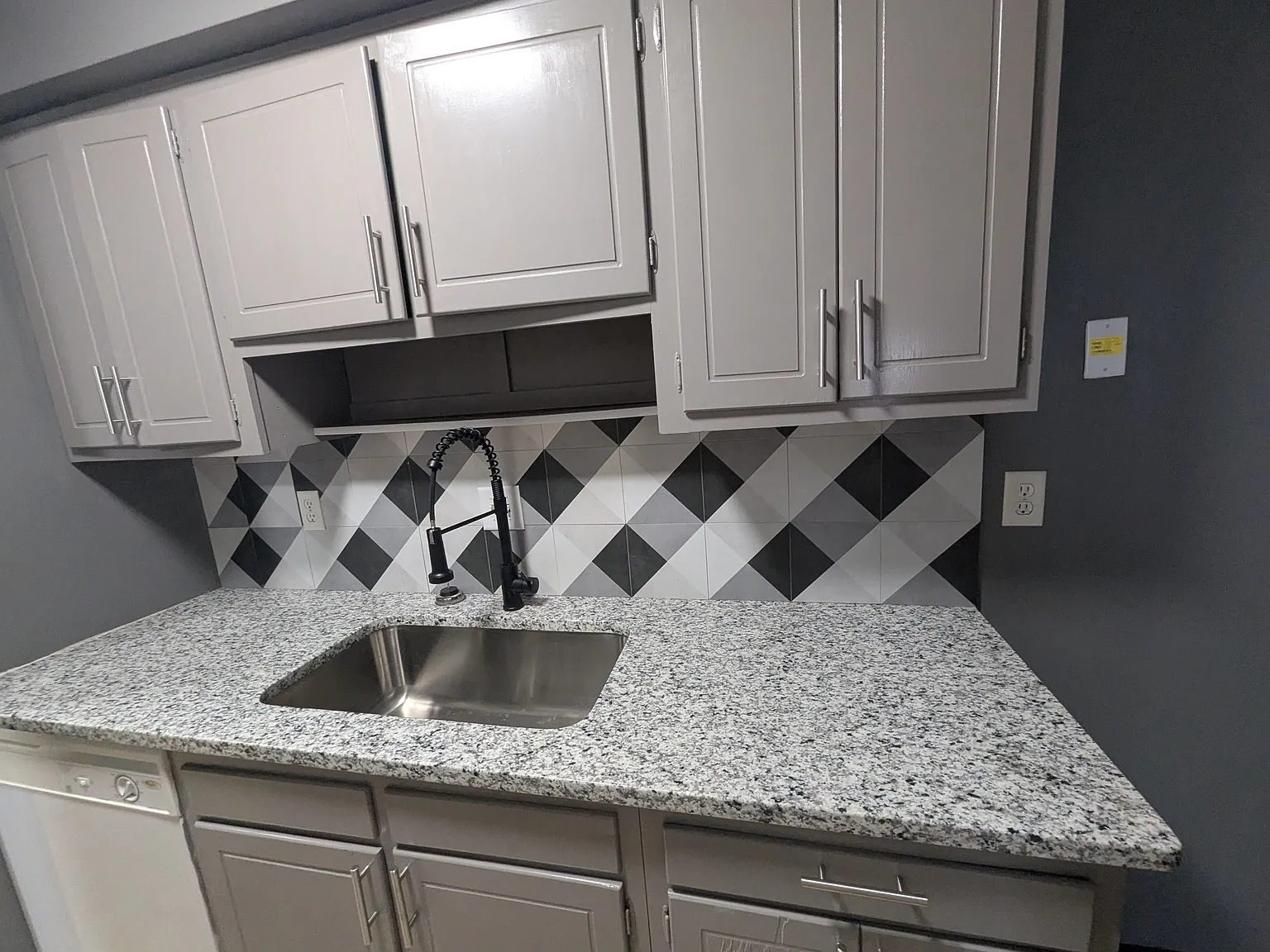 1 bed, 700 sqft, $1,200 — Photo 1