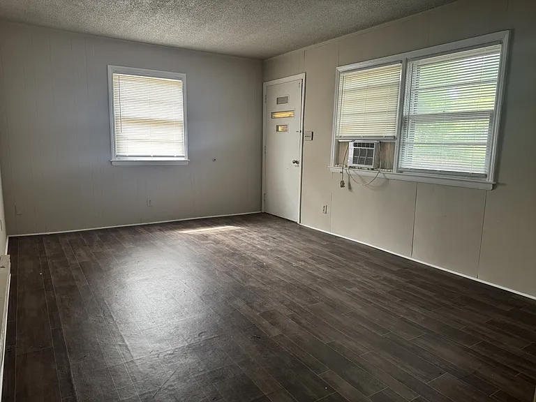 406 E Park Dr — Photo 2