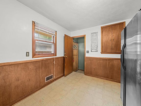 11th image of 3042 Huffman Blvd