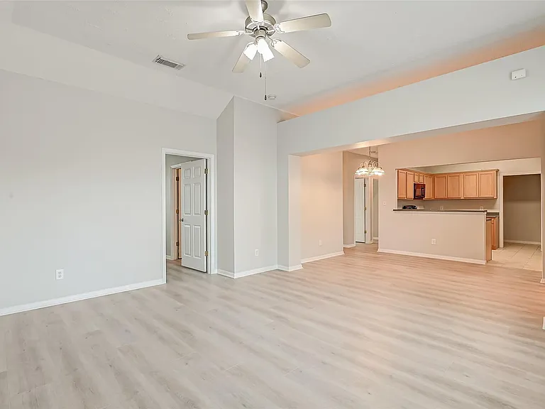 717 Cedarwood Dr — Photo 7