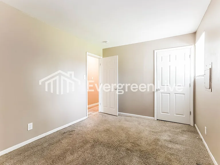 2422 Sharon Ave — Photo 6