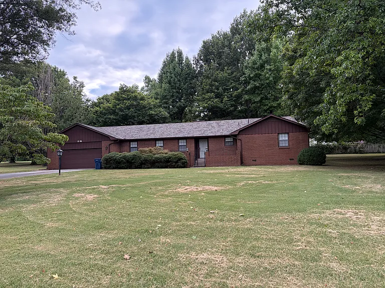 1336 W Twin Springs St — Photo 2