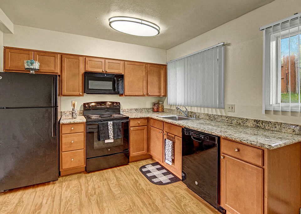 Montclair Apartments - Kitchen