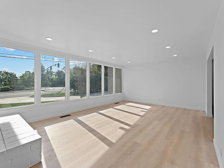 608 E 17th Ave E — Photo 2