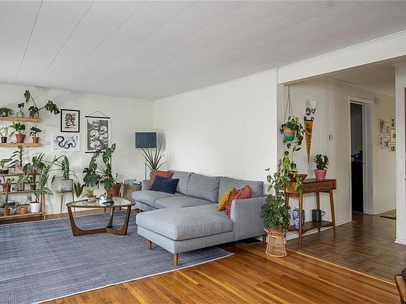 4th image of 585 Richmond Ave