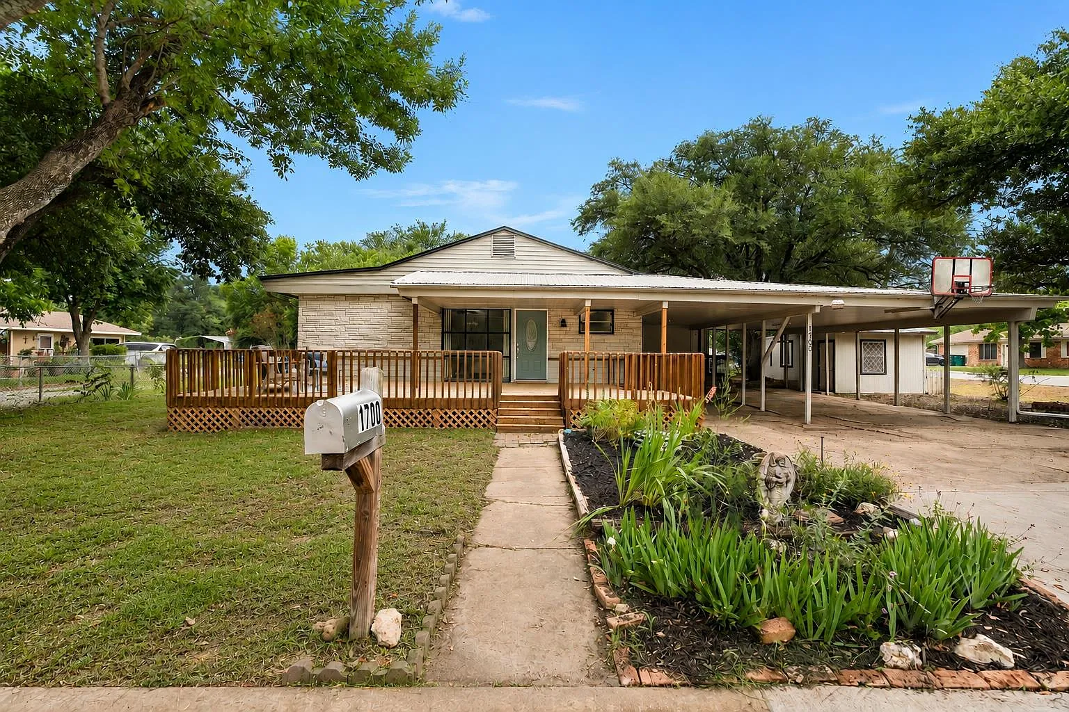 4 bed, 2.0 bath, 1958 sqft, $1,900 — Photo 2