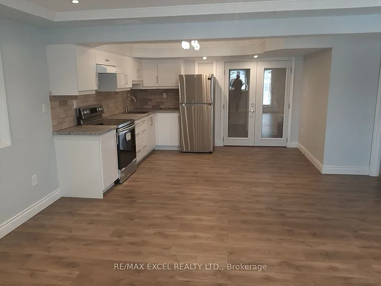 276 Degraaf Cres — Photo 2