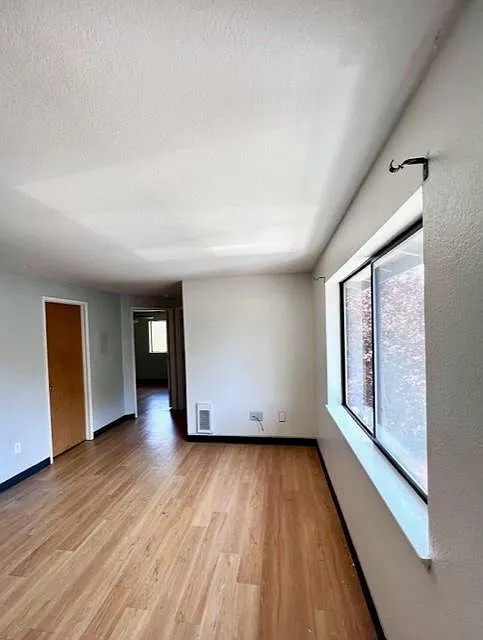 2 bed, 700 sqft, $1,400 — Photo 4
