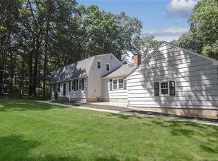 3 Lawton Dr, Simsbury, CT 06070