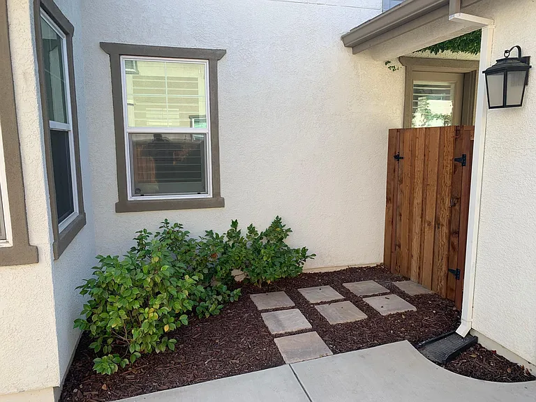 Entrance to backyard from driveway