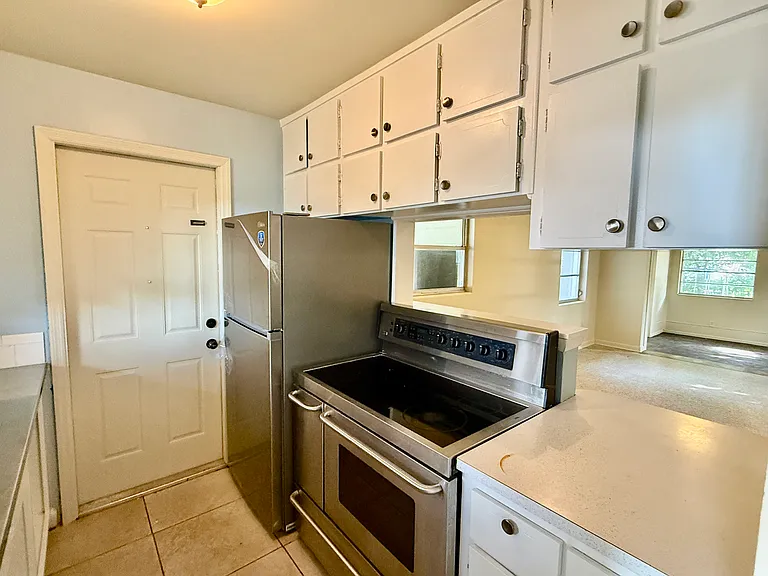 1112 Northview Dr — Photo 3