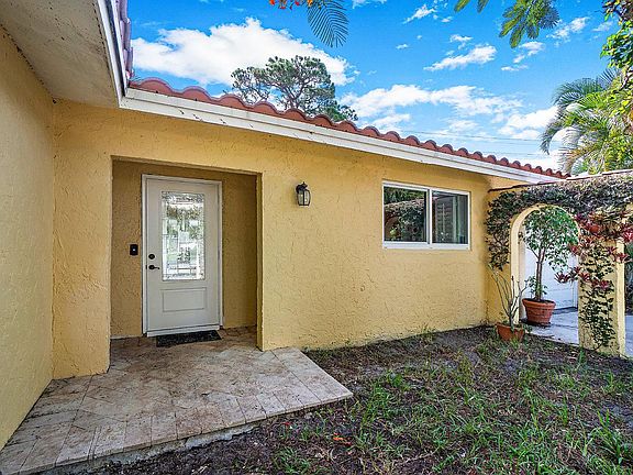 5th image of 2752 SW 10th St