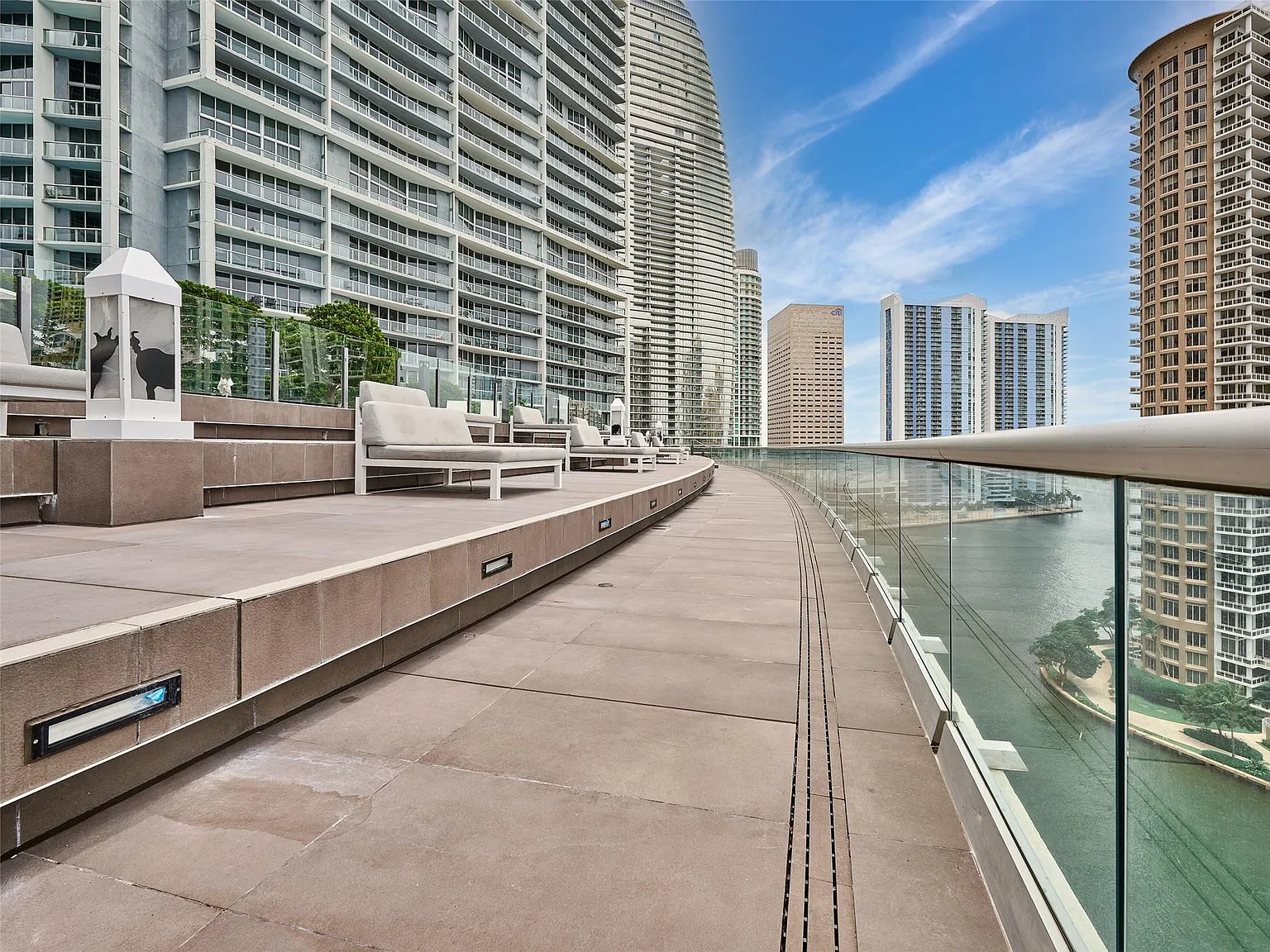 1 bed, 1.0 bath, 732 sqft, $3,400 — Photo 2