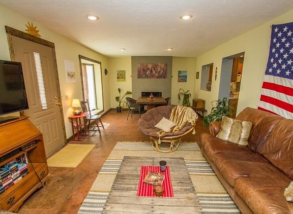 4th image of 1166 Summit Dr