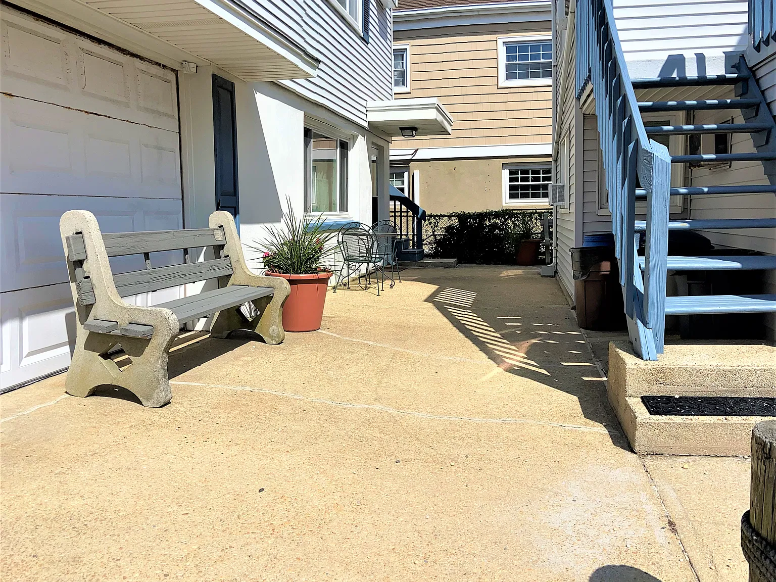 2 bed, 700 sqft, $2,400 — Photo 2
