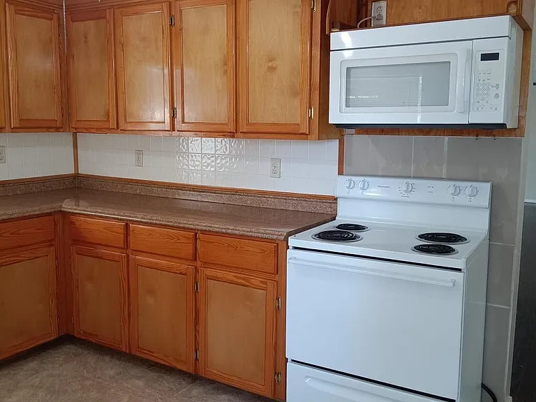302 Madeley Ave — Photo 6