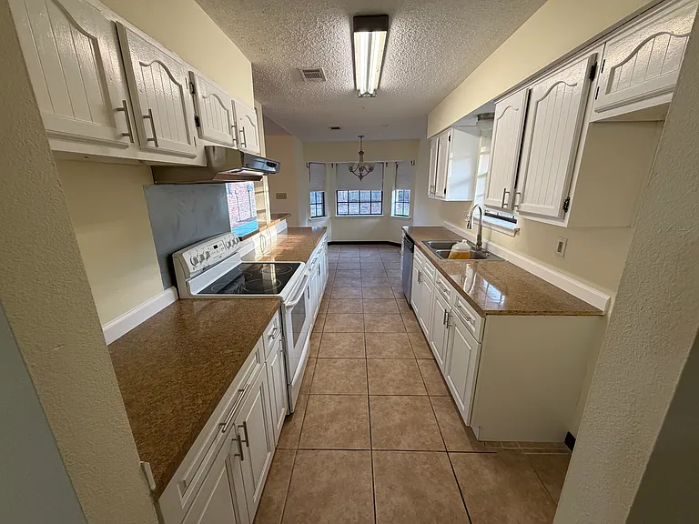 2104 Colonial Dr — Photo 6